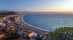 5月日历海滨小镇电脑桌面壁纸