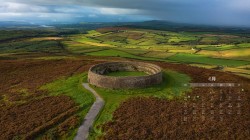 4月日历必应壁纸田野