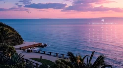 7月日历海边栈道，夕阳飞鸟伴