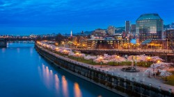 4月日历城市花开美国汤姆·麦考尔滨水公园的樱花